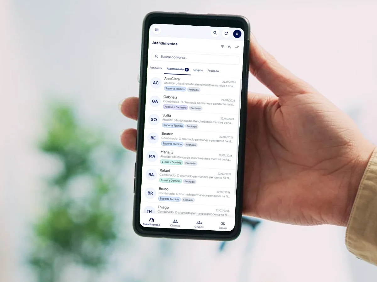 Celular exibindo a lista de atendimentos de uma central no WhatsApp